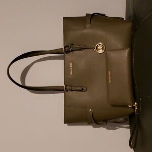 Micheal Kors matching purse and wallet. Brand new with tags